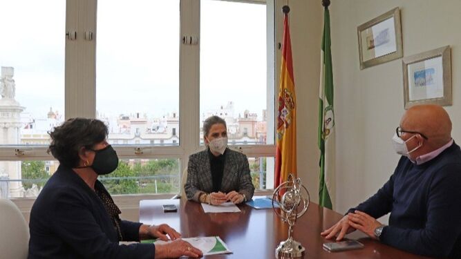 La presidenta de la Flave y Enrique Valle, en una reciente reunión con la delegada del Gobierno andaluz, Ana Mestre.