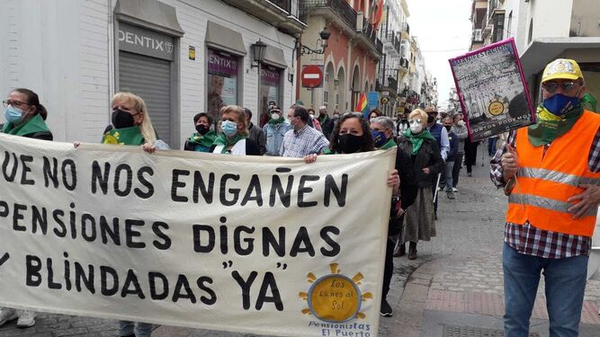La manifestación de los pensionistas, por la calle Larga llegando a la plaza de Isaac Peral.