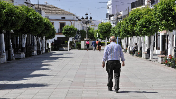 Un vecino de Puerto Serrano andando por el centro del pueblo.