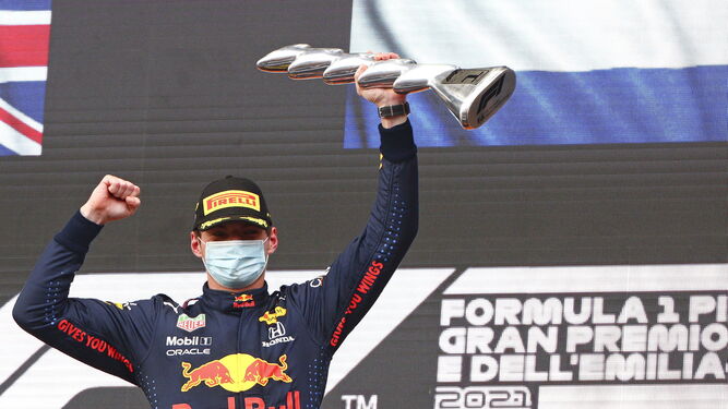 Verstappen celebra su triunfo en Imola.