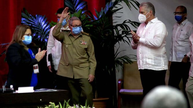 El general del Ejército Raúl Castro Ruz (c), el primer secretario del Comité Central del Partido Comunista de Cuba, y el presidente de la República, Miguel Díaz-Canel Bermúdez (d), en el VIII Congreso del Partido Comunista de Cuba.