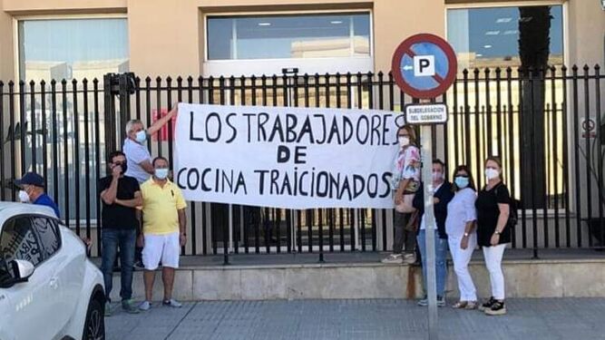 Protesta ante la Subdelegación del Gobierno de algunos de los trabajadores del comedor del Acuartelamiento, en 2020.