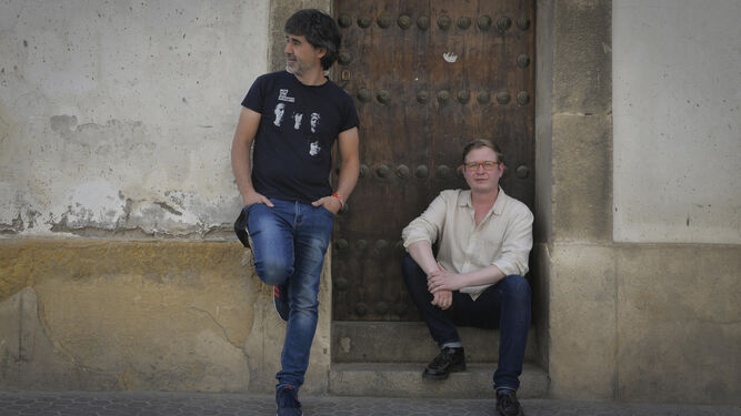 Los escritores Pedro Simón y Dimas Prychyslyy, fotografiados este lunes en una visita a Sevilla.