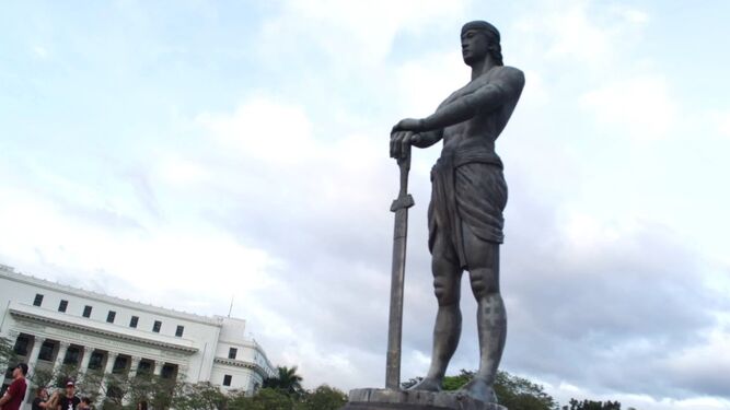 El jefe de las tribus de la isla de Mactán es Lapu-Lapu. En la imagen, el monumento a su memoria que hay en el parque de Rizal de Manila.