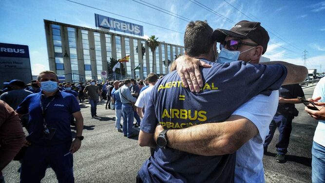 Abrazos entre los trabajadores de Puerto Real.