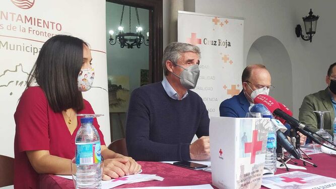 Un momento de la presentación de la iniciativa solidaria con el alcalde y responsables de Cruz Roja.