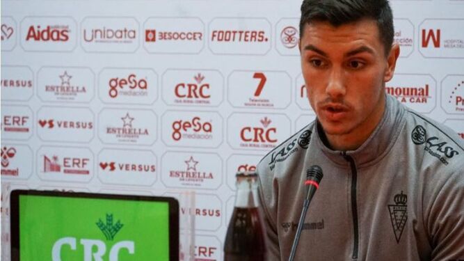 El jugador del Real Murcia Adri Fuentes, durante su rueda de prensa