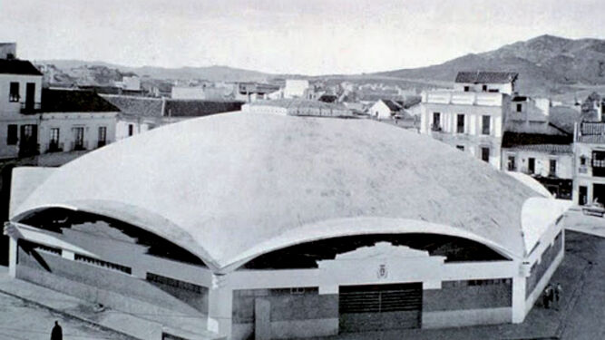 El Mercado Ingeniero Torroja recién terminado en 1935. Véase el escudo de la ciudad que en sus primeros años estuvo situado sobre el dintel de las cuatro entradas