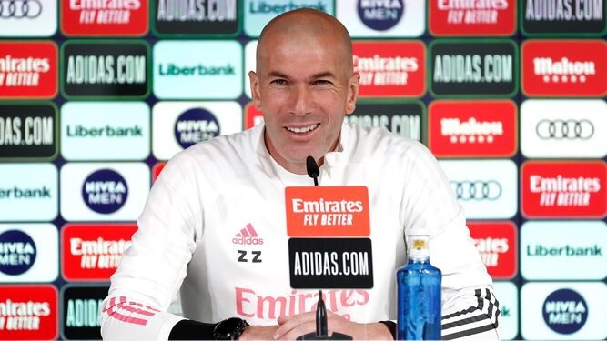 Zinedine Zidane sonríe durante una rueda de prensa con el Real Madrid.