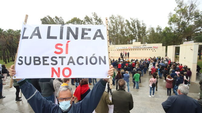 Un hombre muestra una pancarta contra la subestación, este sábado.