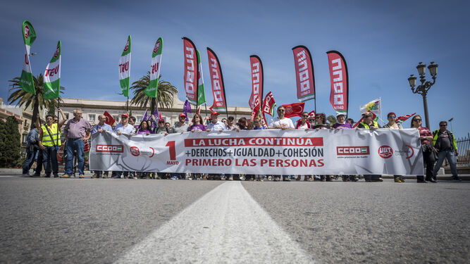 CCOO y UGT se manifiestan en Cádiz por el 1 de mayo en 2019, antes de la pandemia.