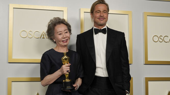 Brad Pitt con la actriz coreana Youn Yuh-jung, Oscar a la Mejor Actriz de Reparto.