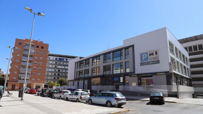 Imagen de archivo del Edificio de oficinas, ubicado en el número 3 de la calle Los Emires (Huelva), que estaba previsto habilitar como residencia para personas de la tercera edad.