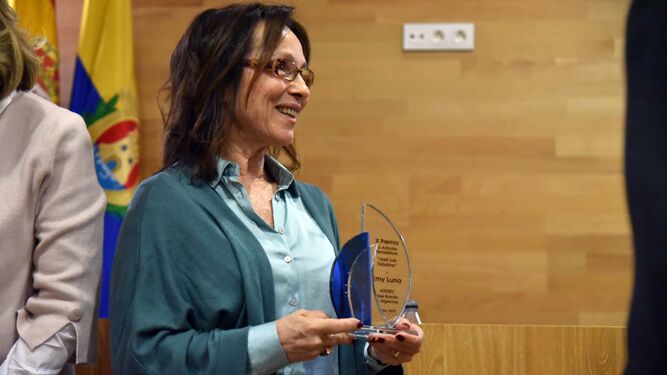 Emy Luna, con el premio José Luis Tobalina, recibido en 2019.