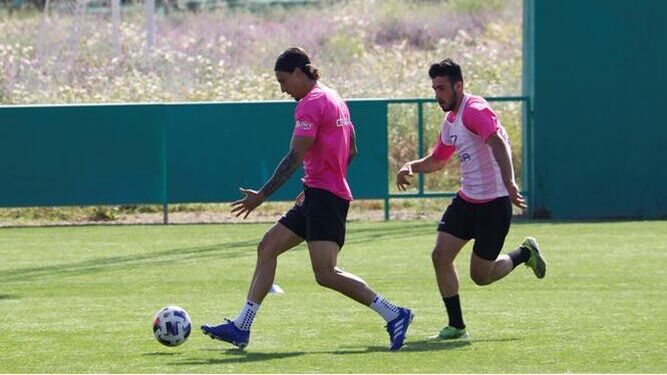 Puga intenta robarle el balón a Farrando en un entrenamiento del Córdoba CF