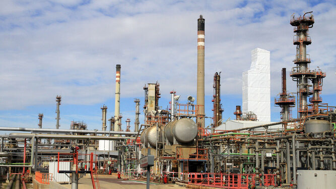 Imagen de las instalaciones de la refinería de La Rábida en la localidad de Palos.