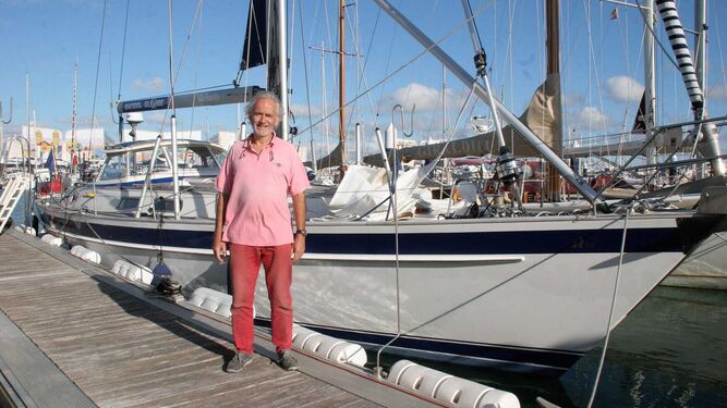 Pierre Mahul, en Puerto Sherry,  junto a su velero 'Michaella'.