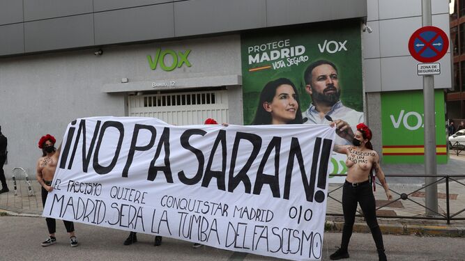 Varias activistas de Femen se manifiestan contra el fascismo ante la sede de Vox en Madrid.