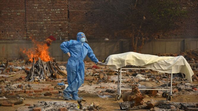 Cremación de fallecidos por coronavirus en Nueva Delhi, India.