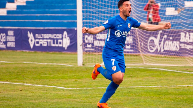 El exbalono Hugo Díaz celebra un gol con el Linares.