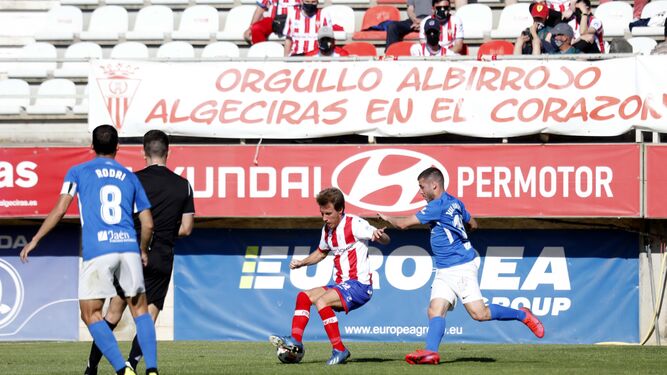 Yelko Pino controla el balón en el Algeciras-Linares.