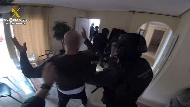Momento de una de las detenciones efectuadas por la Guardia Civil.