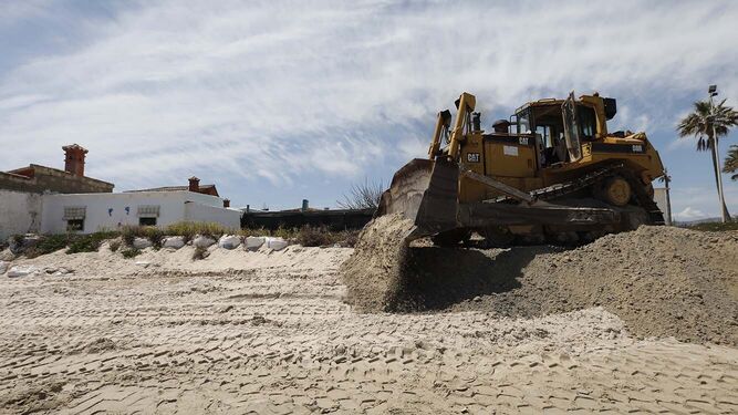 El trasvase de arena en la playa de El Rinconcillo.