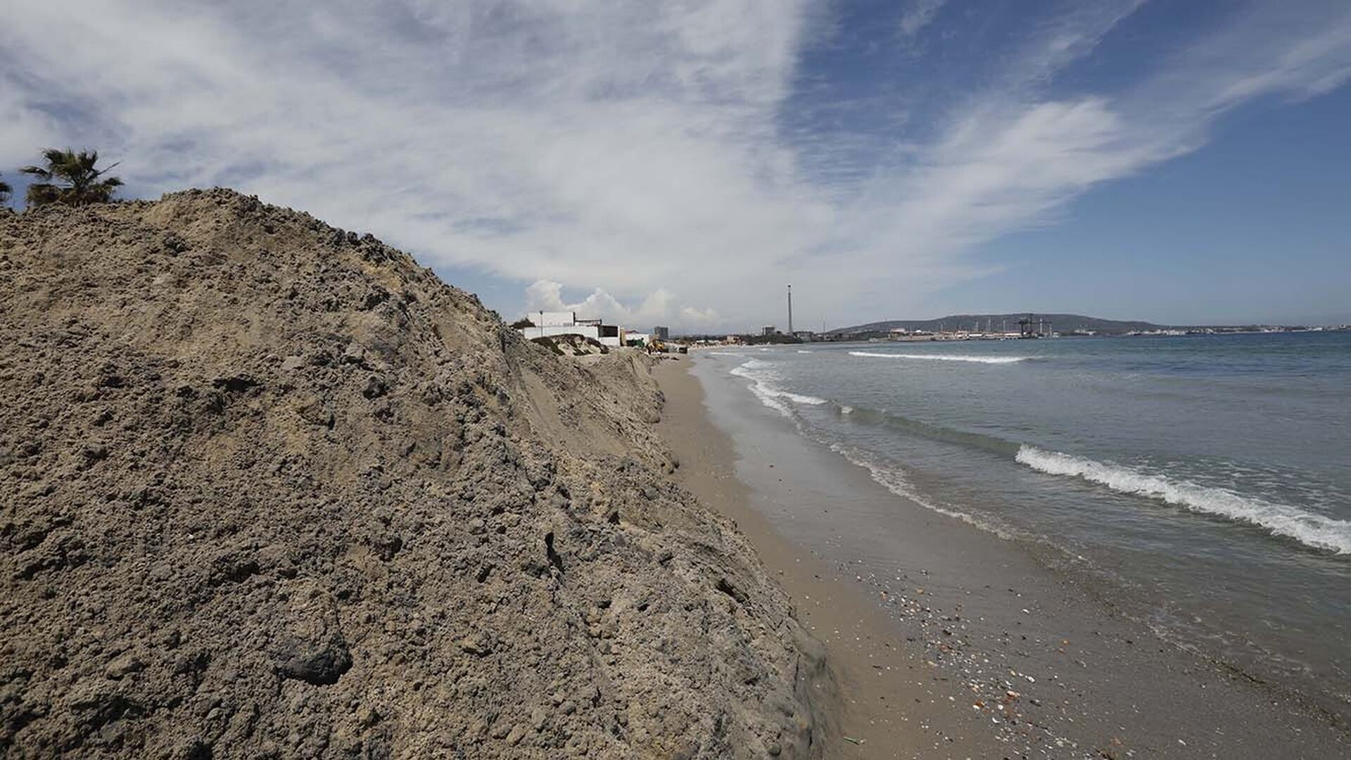 Las fotos del trasvase de arena en la playa de El Rinconcillo