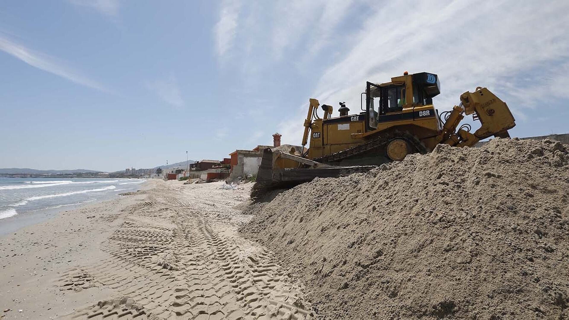 Las fotos del trasvase de arena en la playa de El Rinconcillo