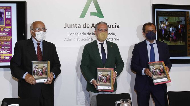 Eduardo Ordóñez, Elías Bendodo y Juan de Dios Mellado posan con la memoria de 2020.