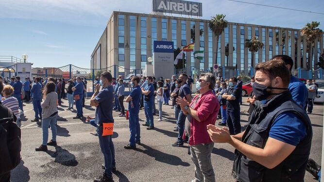 Operarios de Airbus, durante una concentración delante de la factoría.