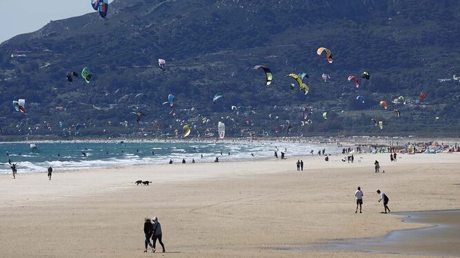 Gente practicando kitesurf en Tarifa.