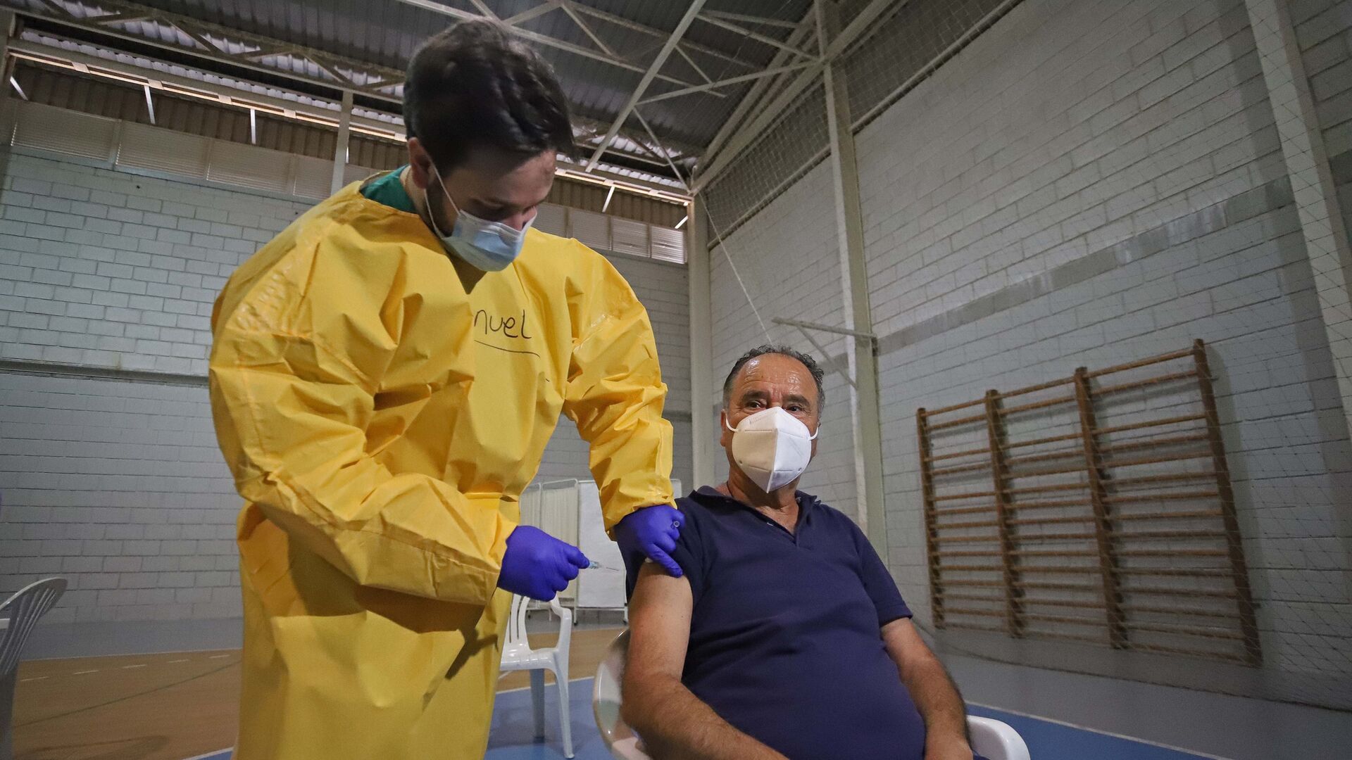 Fotos de la vacunaci&oacute;n de estibadores en Algeciras