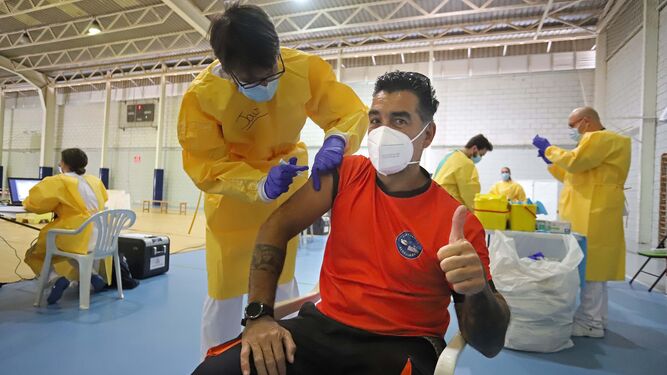 Un estibador se vacuna contra el coronavirus, este viernes en Algeciras. / ERASMO FENOY