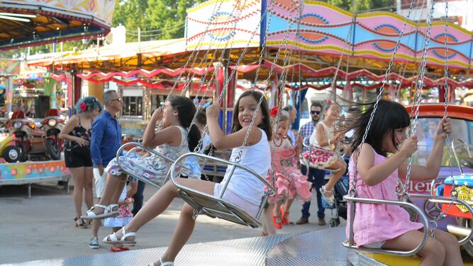 Varias niñas en una de las atracciones de la Feria Real de Algeciras