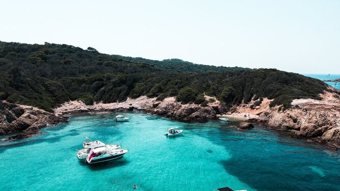 Descubre las costas de España... ¡Alquilando un barco este verano!