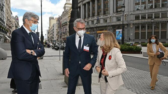 Fernando Ruiz, presidente deDeloitte, y Mar Puig, presidente del IEF, reciben a la ministra Nadia Calviño.