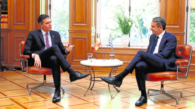 El presidente del Gobierno español, Pedro Sánchez, conversa ayer con el primer ministro griego, Kyriakos Mitsotakis, en una reunión en Atenas.