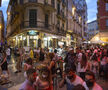 Concentración de personas por la noche en Málaga.