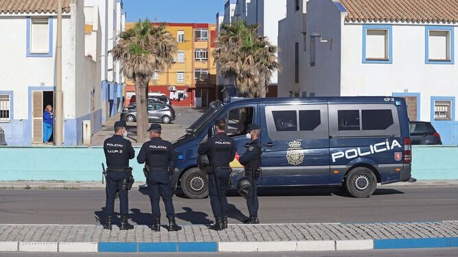 Agentes de la Policía Nacional en el barrio de La Atunara, en La Línea.