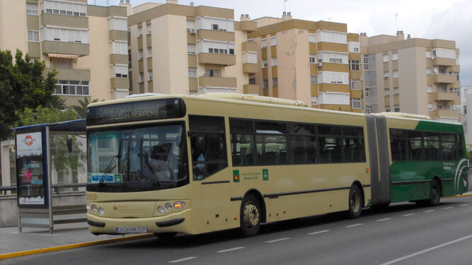 La línea de autobús M-010 Cádiz-San Fernando Norte, en la zona de Reyes Católicos.