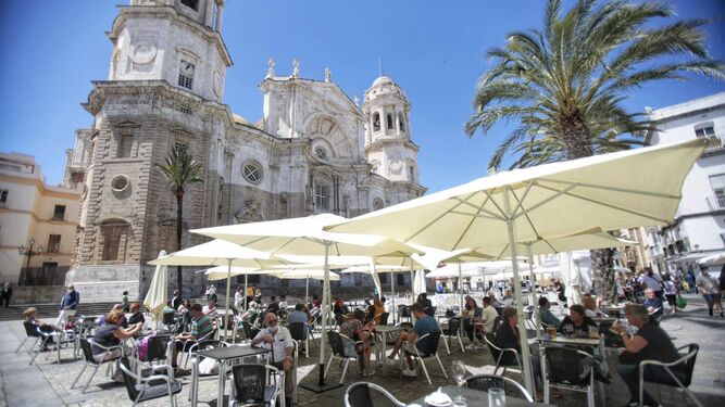 La plaza de la Catedral de Cádiz, este mismo viernes.