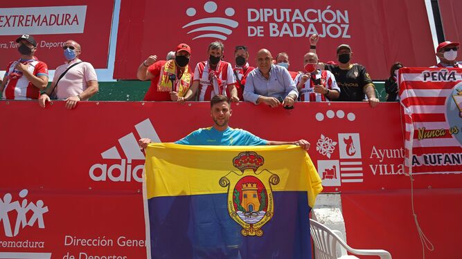 Turrillo posa con la bandera de Algeciras frente a los aficionados albirrojos.