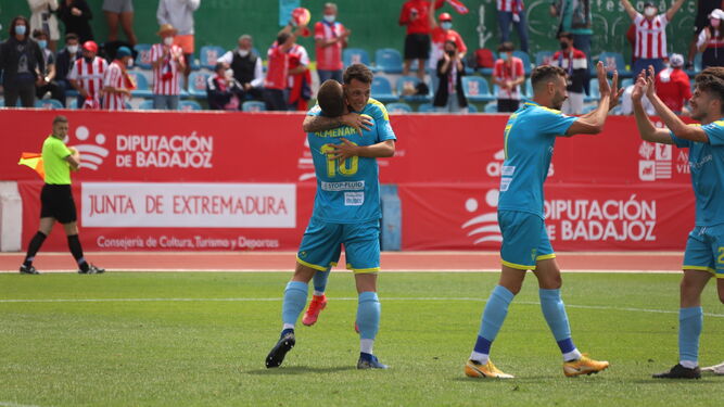 Los jugadores del Algeciras celebran uno de los goles.