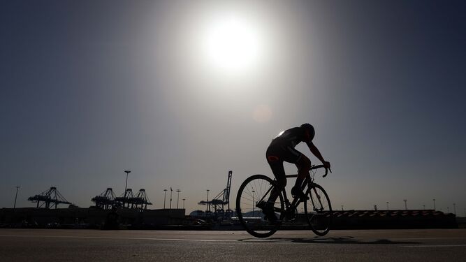 Un participante en la prueba ciclista del Llano Amarillo de Algeciras.