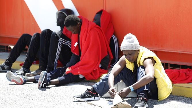 Varias de las personas rescatadas por Salvamento Marítimo este lunes, en el Puerto de Algeciras.