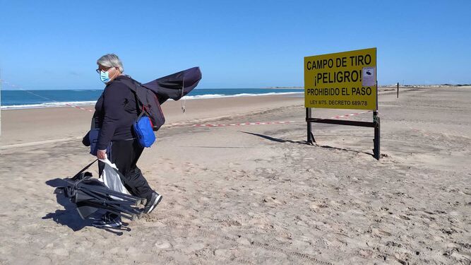 Zona que marca el límite del campo de tiro en la playa de Camposoto.
