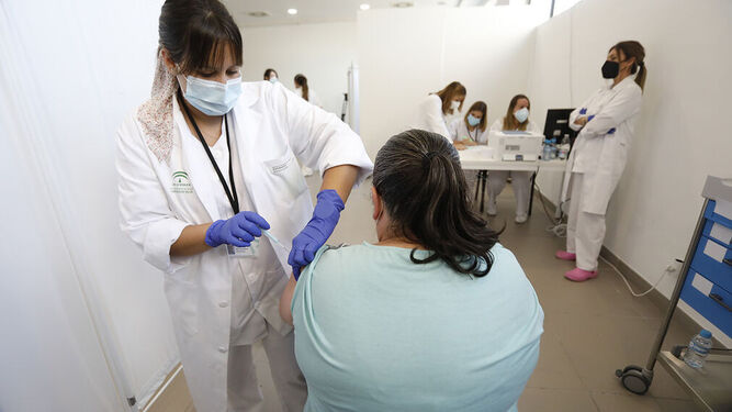 Una mujer es vacunada en el Palacio de Congresos de La Línea.