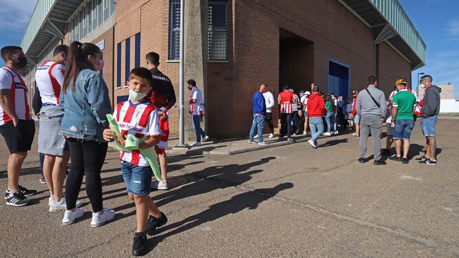 Aficionados del Algeciras esperan para retirar su entrada en Villanueva.
