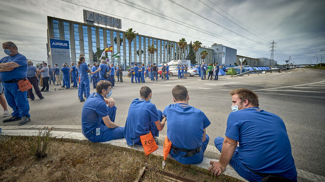 Trabajadores de Airbus se manifiestan junto a la planta de Puerto Real